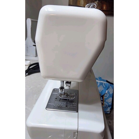 New Home Janome Household Sewing Machine in White Model HF106 Working - Picture 5 of 8